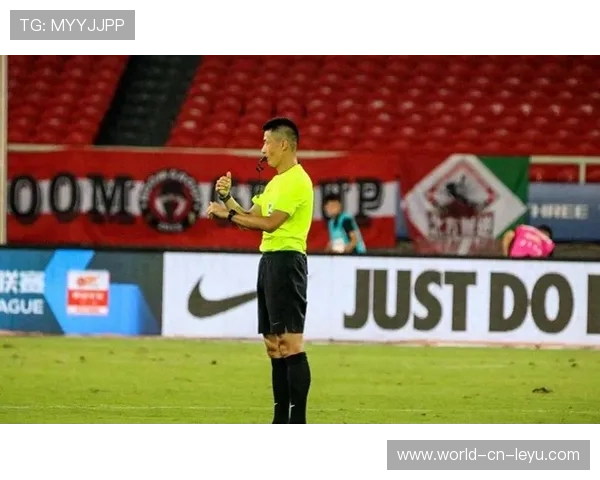 主裁判表现稳定，但关键判罚仍被质疑，主裁判的职责和权力