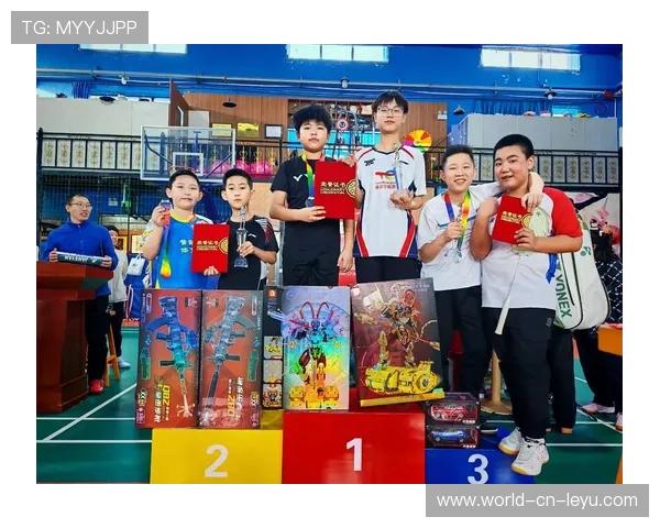 冠军球队基地开放日吸引大批粉丝参观，冠军足球场