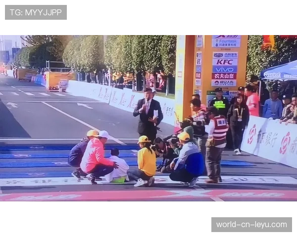 南京马拉松“雨战版”：湿滑路面下配速和战术的再设计